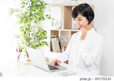 テレワークをする若い女性 84776334