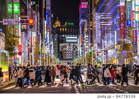 日本の東京都市景観 オミクロン株が世界に衝撃。師走、もう年末の足音…煌めく銀座には多くの人出=9日 日本の東京都市景観 オミクロン株が世界に衝撃。師走、もう年末の足音…煌めく銀座には多くの人出=9日 84776336