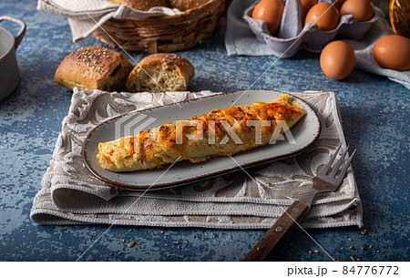 Egg omelette with cheddar 84776772