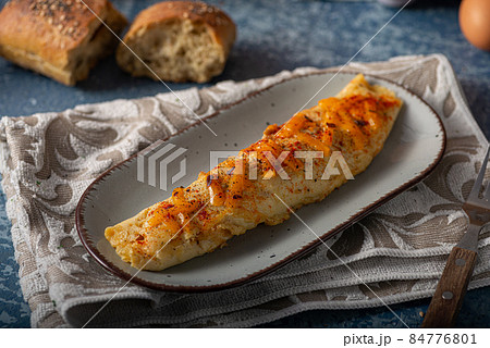 Egg omelette with cheddar 84776801