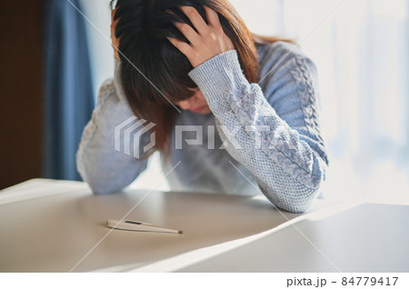 風邪を頭を抱える女性 風邪を頭を抱える女性 84779417