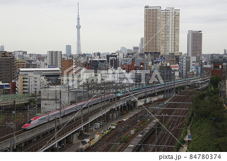 東京都内を行く秋田新幹線E6系(東北新幹線E5系併結) 東京都内を行く秋田新幹線E6系(東北新幹線E5系併結) 84780374