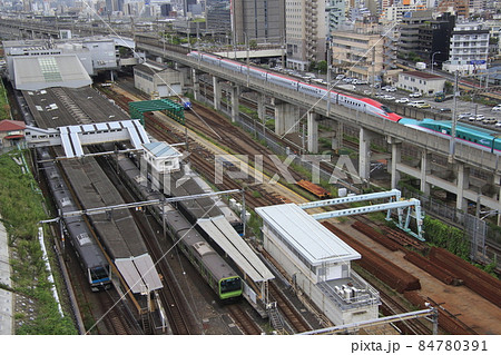 田端駅付近を行く東北新幹線E5系（秋田新幹線E6系併結） 84780391