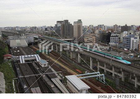 田端駅付近を行く東北新幹線E5系(秋田新幹線E6系併結) 田端駅付近を行く東北新幹線E5系(秋田新幹線E6系併結) 84780392