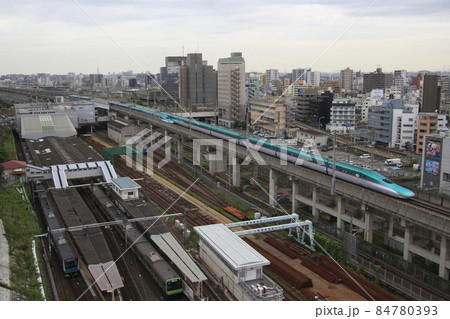 田端駅付近を行く東北新幹線E5系（秋田新幹線E6系併結） 84780393