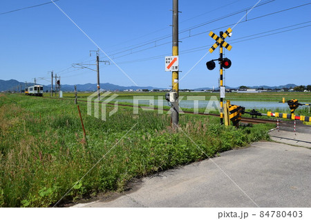 鉄道線路の踏切 鉄道線路の踏切 84780403