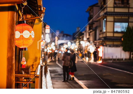 京都　夜の祇園　花見小路 84780592