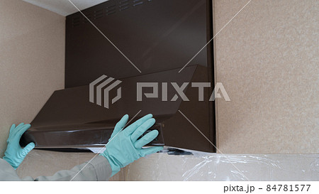 レンジフードの修理・清掃業者イメージ 作業服姿の男性 レンジフードの修理・清掃業者イメージ 作業服姿の男性 84781577