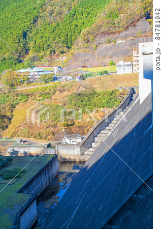 桐生川ダム　天端からダム下の眺め　紅葉の季節　秋の風景 84781942