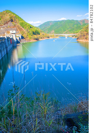 桐生川ダム　梅田湖　紅葉の季節　秋の風景 84782102