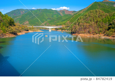 桐生川ダム 梅田湖 紅葉の季節 秋の風景 桐生川ダム 梅田湖 紅葉の季節 秋の風景 84782419