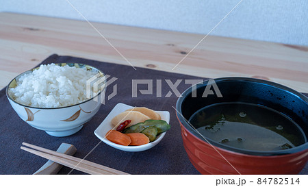 ご飯・みそ汁・お漬物　和食イメージ 84782514