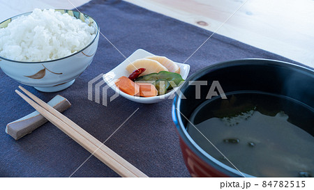 ご飯・みそ汁・お漬物　和食イメージ 84782515
