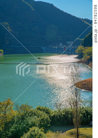 桐生川ダム　梅田湖　梅田大橋からの眺め　紅葉の季節　秋の風景 84782598