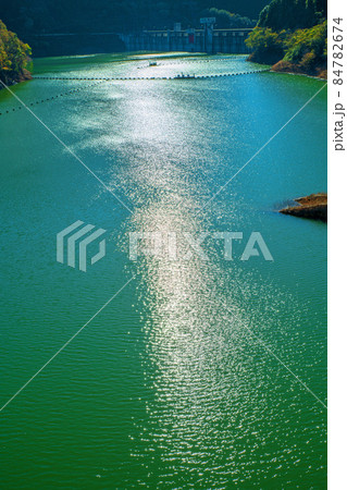 桐生川ダム　梅田湖　梅田大橋からの眺め　紅葉の季節　秋の風景 84782674