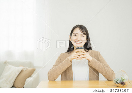 ホットドリンク・コーヒー・紅茶を飲む女性 84783197