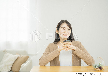 ホットドリンク・コーヒー・紅茶を飲む女性 84783198