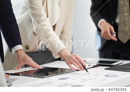 打ち合わせをするアジア人のビジネスパーソン 84783395