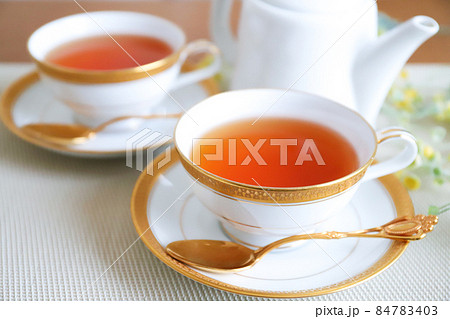 紅茶とティーポット　ティータイムイメージ 84783403