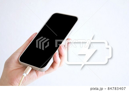 充電中のスマートフォン 84783407