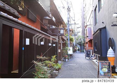 人形町の裏道の飲食店 84783439