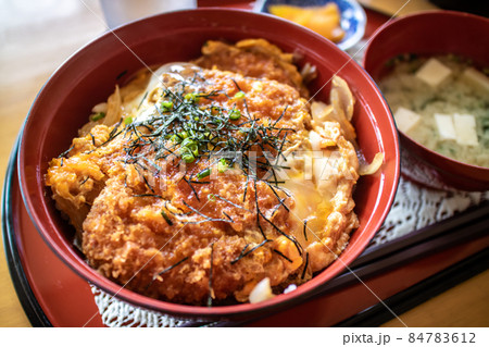 カツ丼　日本の丼物　和食イメージ 84783612