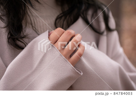待ち合わせをする女性　woman 84784003