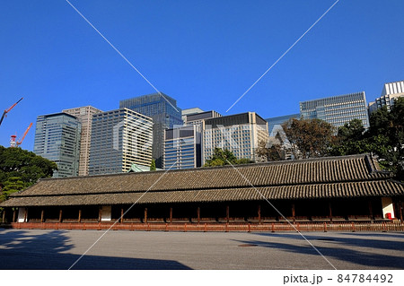 江戸城跡の百人番所と大手町・丸の内の超高層ビル群 江戸城跡の百人番所と大手町・丸の内の超高層ビル群 84784492