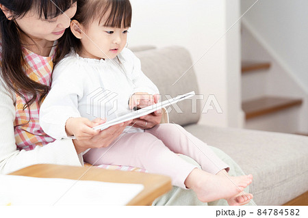 絵本の読み聞かせ 絵本の読み聞かせ 84784582