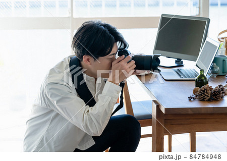 商品撮影をする男性 84784948