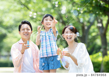 家族 シャボン玉 遊ぶ 84784968