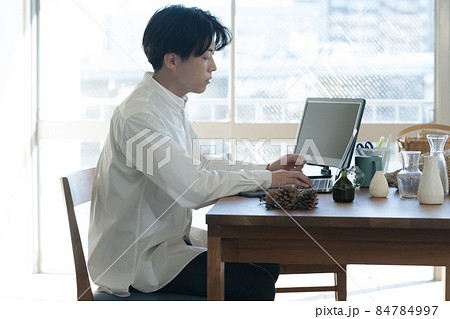 ネットショップを運営する男性 84784997