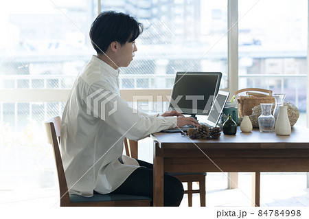 ネットショップを運営する男性 84784998