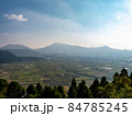 かすむ阿蘇山　カラフルな畑広がる阿蘇城山展望台 84785245