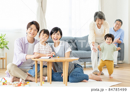 家族 リビング 3世代 84785499