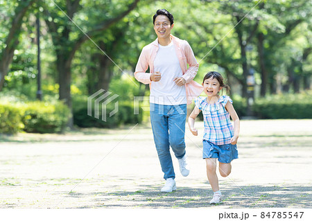 家族 公園 走る 84785547