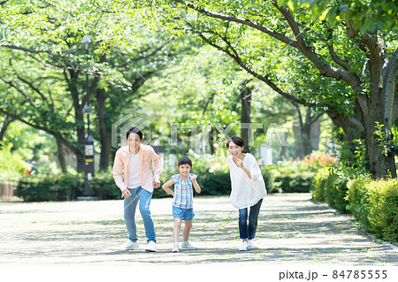 家族 公園 走る 家族 公園 走る 84785555