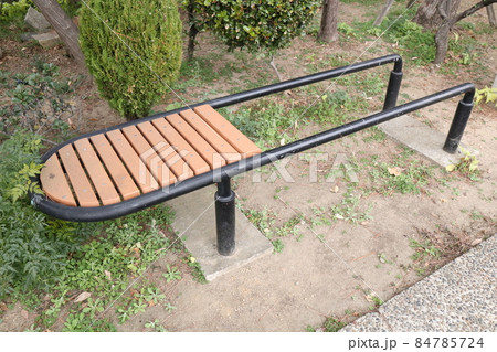 日本の公園の健康器具　腹筋台　腹筋ベンチ 84785724