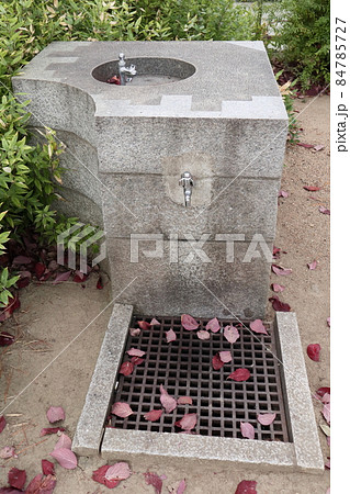 公園の水道 石材の水飲み場 公園の水道 石材の水飲み場 84785727