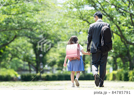 手を繋いで通学する親子 84785791