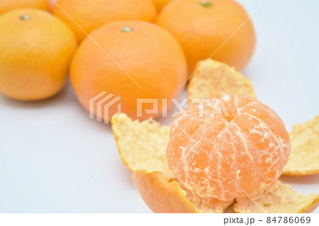 皮をむいたみかん 84786069