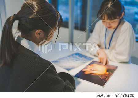 カメラマン志望の女子高生 84786209