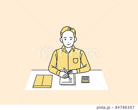 書類を作成する中年の男性　確定申告　記入　自営業　個人事業主 84786307