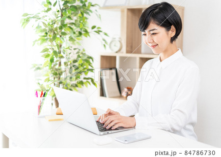 テレワークをする若い女性 84786730