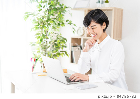 テレワークをする若い女性 84786732