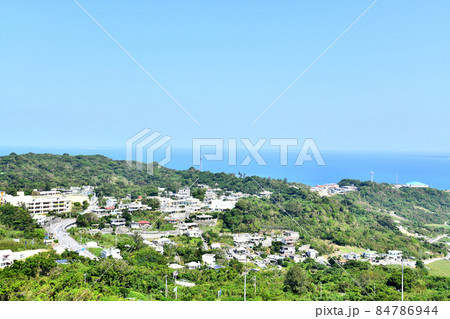 知念岬、知念小学校周辺を望む(沖縄県南城市)【2019.10】 84786944