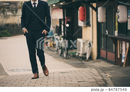 飲み屋街をスーツで歩く男性 Men 飲み屋街をスーツで歩く男性 Men 84787549