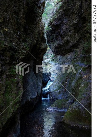 東京の渓谷、神戸岩 84787632