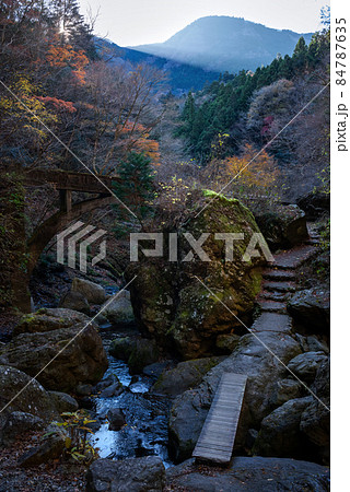 東京の渓谷、神戸岩 84787635