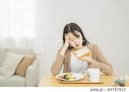 食パンを食べる女性(食欲不信・食べれない) 食パンを食べる女性(食欲不信・食べれない) 84787912